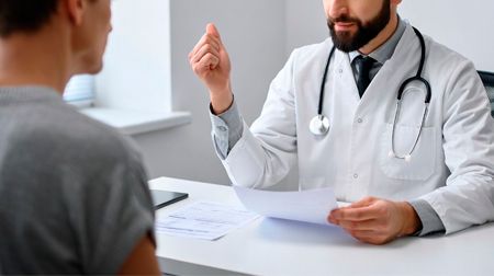 Врач обсуждает с пациентом результаты или лечение