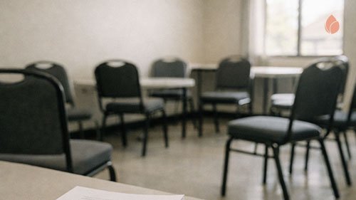 Пустые стулья в комнате для групповых занятий